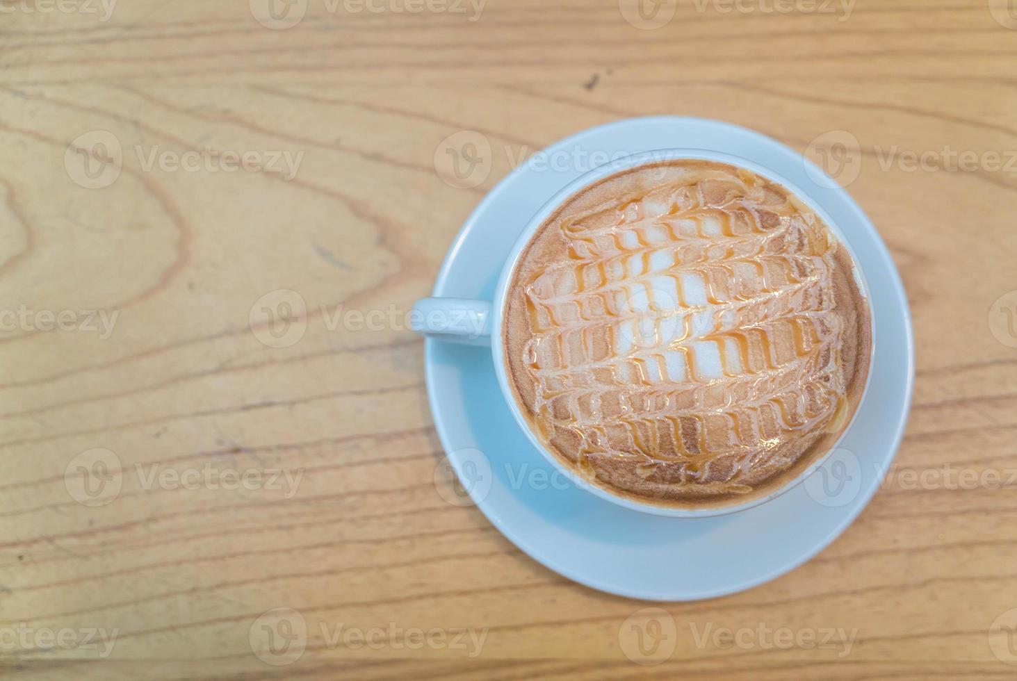 macchiato au caramel chaud dans un café photo