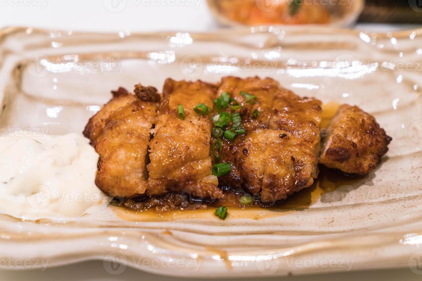 poulet frit avec sauce teriyaki - cuisine japonaise photo