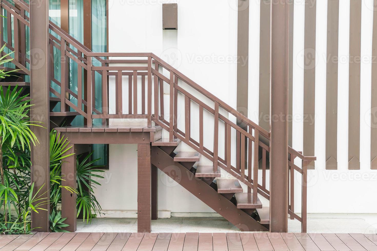 décoration d'escalier en bois style extérieur photo