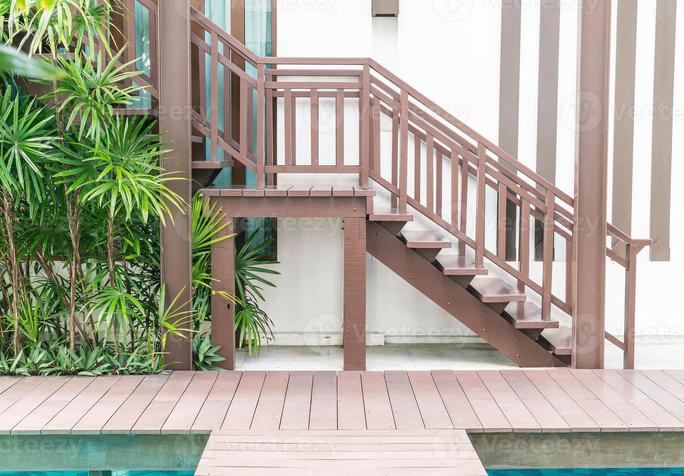 décoration d'escalier en bois style extérieur photo