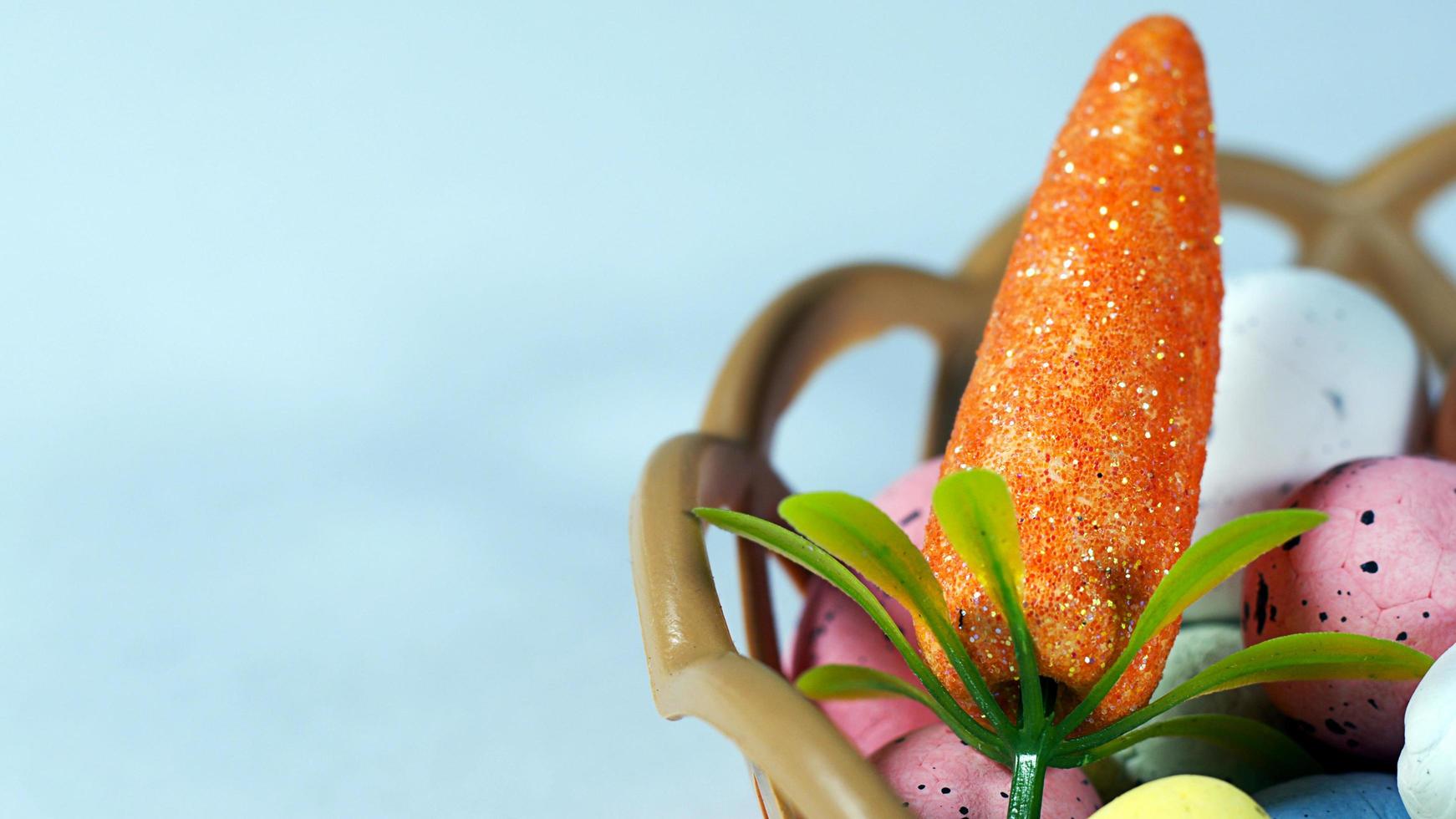 oeufs pascals traditionnels colorés de pâques photo