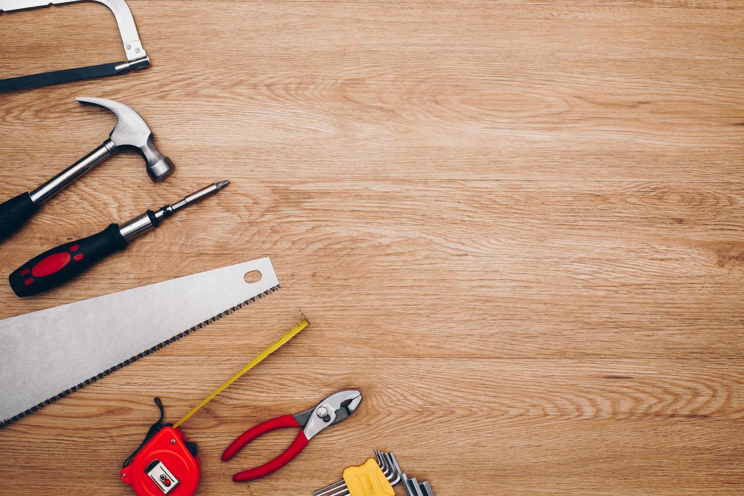 outils de travail sur fond en bois. vue de dessus photo