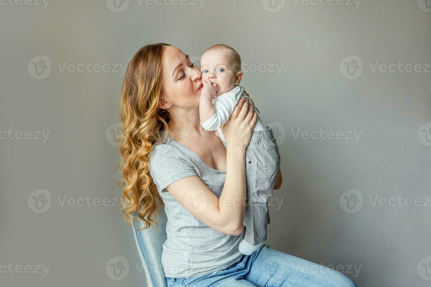 Jeune mère en portant sa nouveau née enfant photo