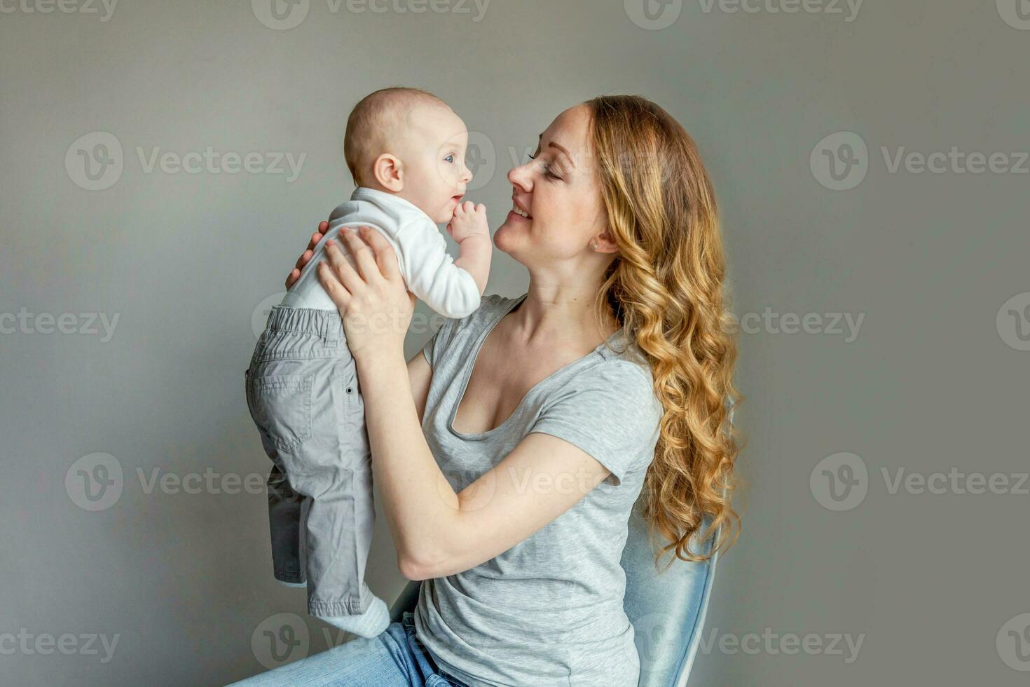 Jeune mère en portant sa nouveau née enfant photo