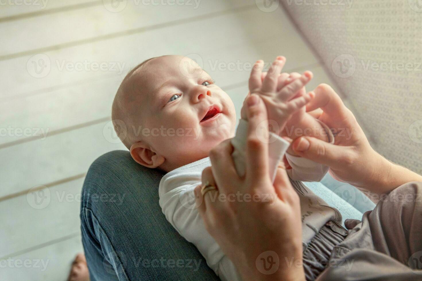 nouveau née enfant mensonges sur mère tour photo