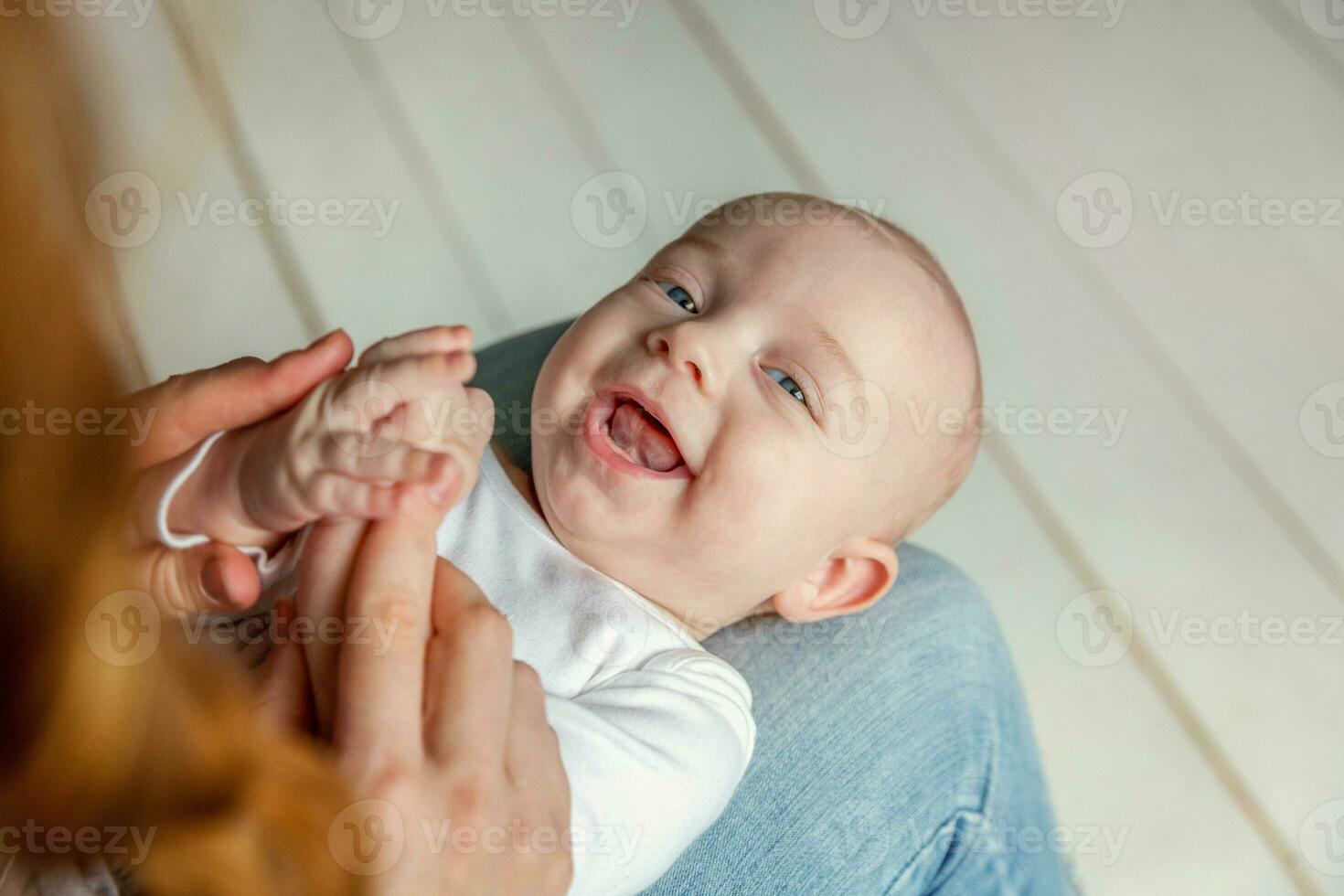 nouveau née enfant mensonges sur mère tour photo