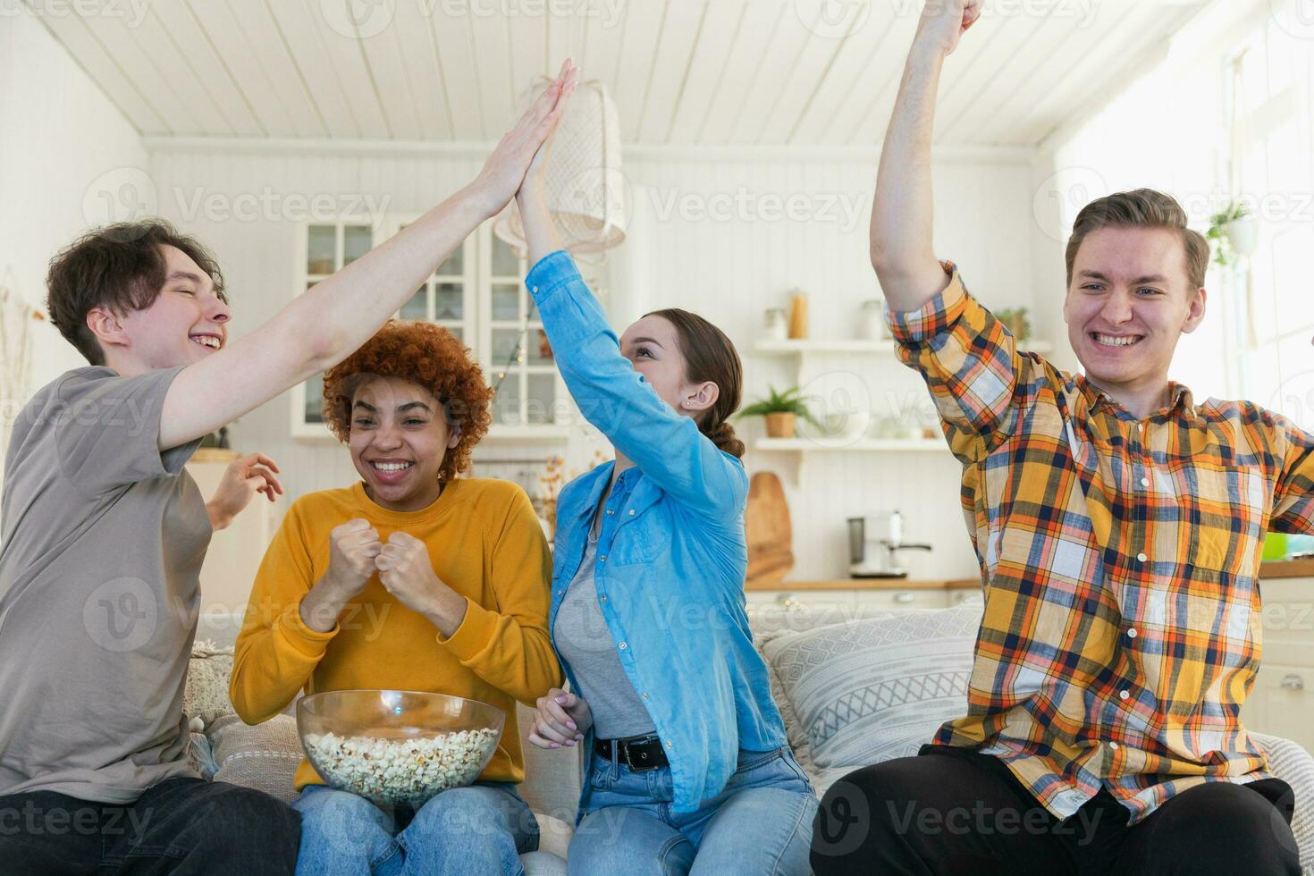 groupe de copains en train de regarder sport rencontre football Football Jeu sur la télé. content Football Ventilateurs célébrer la victoire à maison. relation amicale des sports divertissement concept. diverse copains ayant amusement ensemble à maison. photo