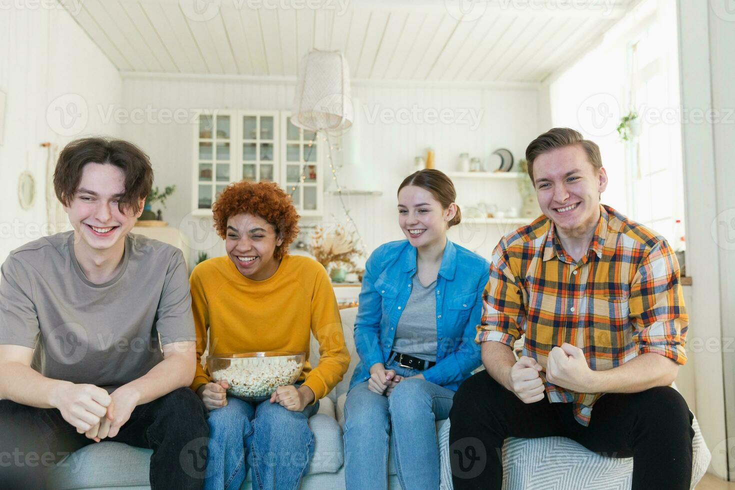 groupe de copains en train de regarder sport rencontre football Football Jeu sur la télé. content Football Ventilateurs célébrer la victoire à maison. relation amicale des sports divertissement concept. diverse copains ayant amusement ensemble à maison. photo