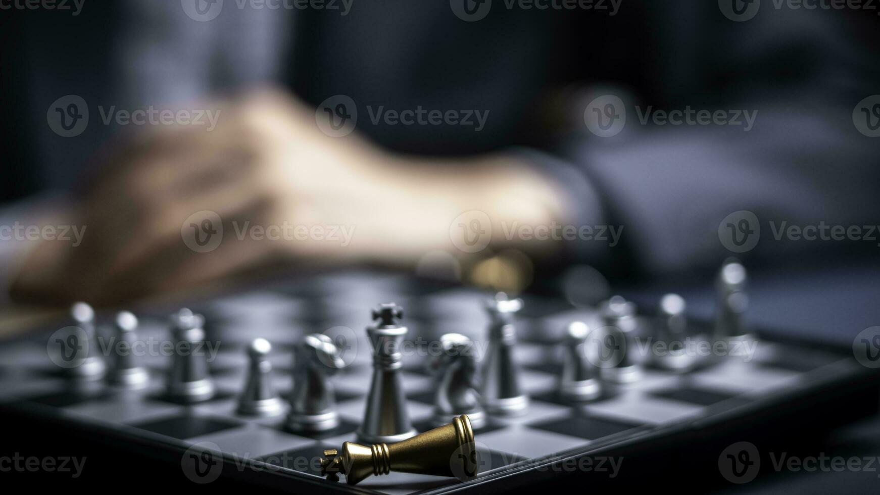 homme d'affaire en jouant échecs pense problème résoudre. affaires compétition Planification travail d'équipe, international échecs, des idées et compétition et stratégie, affaires Succès concept, stratégique concept... photo