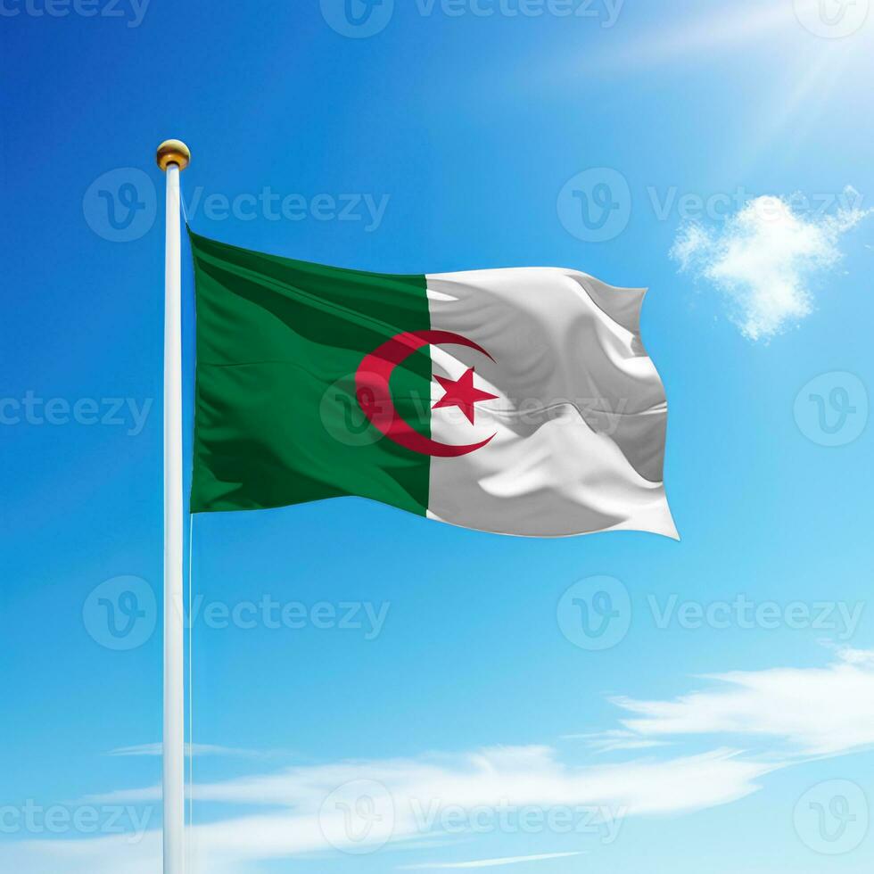 agitant drapeau de Algérie sur mât avec ciel Contexte. photo