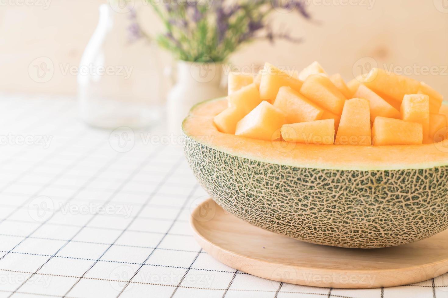 melon cantaloup frais pour le dessert sur table photo