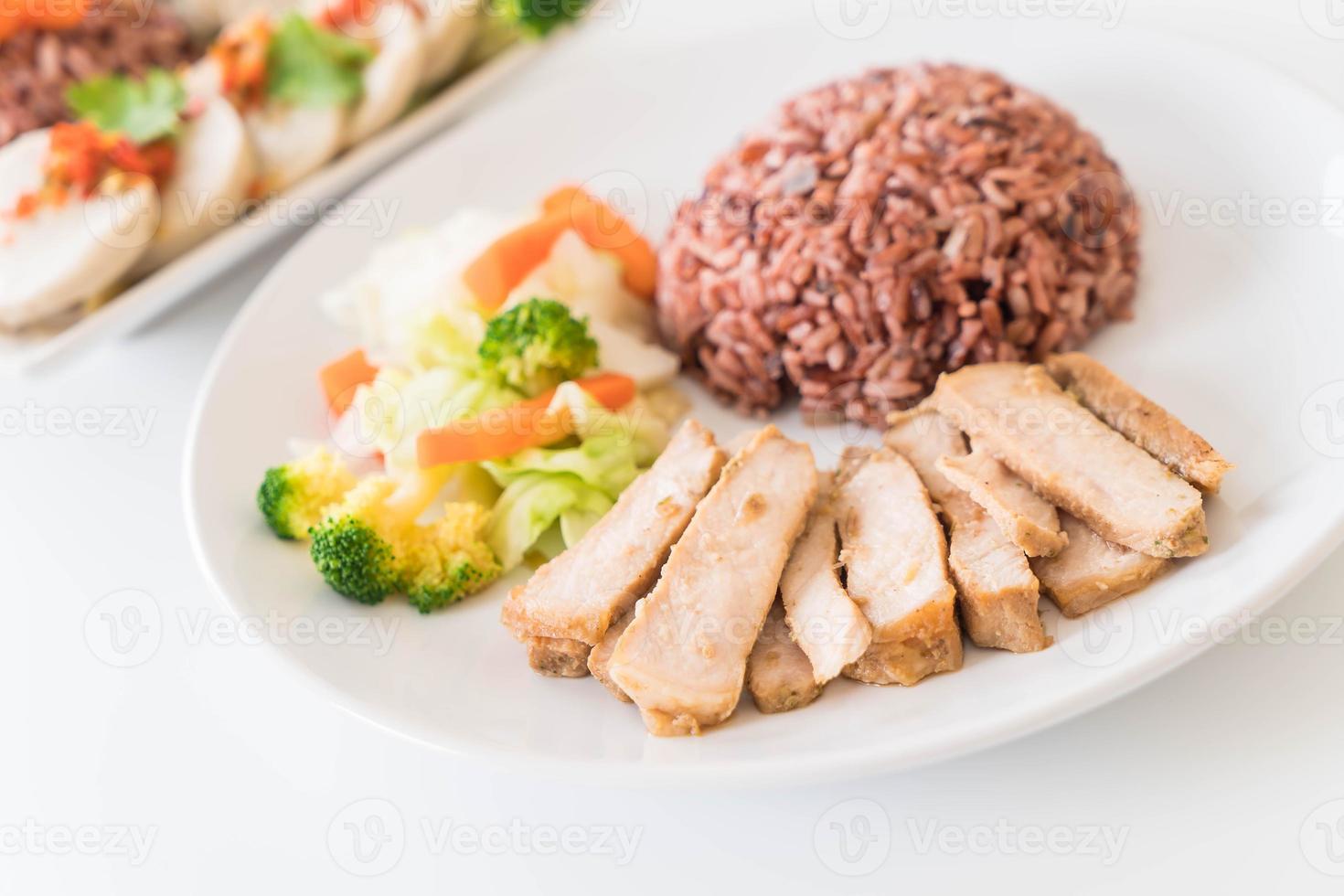 rôti de porc avec riz aux baies - nourriture propre photo
