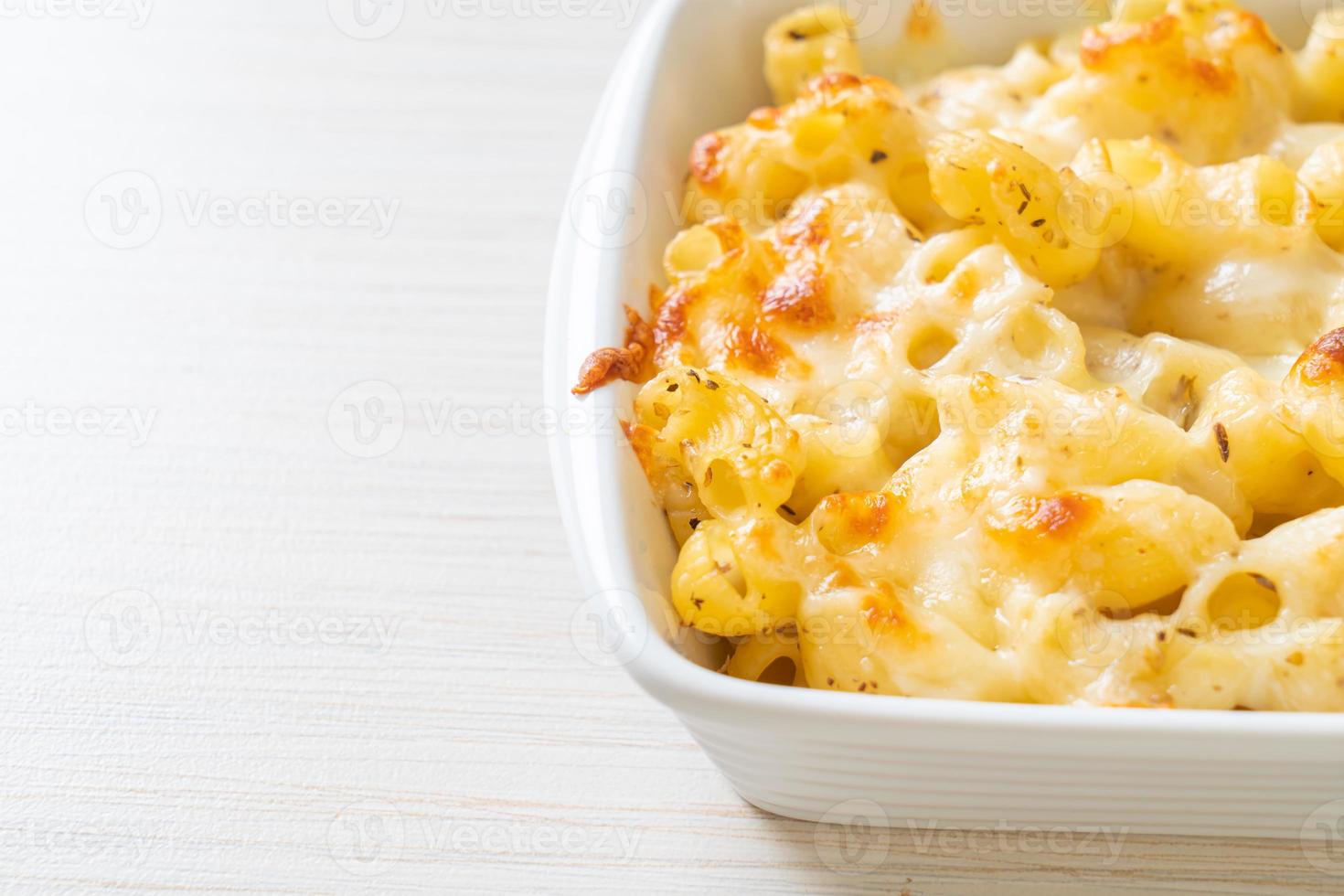 Macaroni au fromage américain, pâtes de macaronis à la sauce au fromage photo