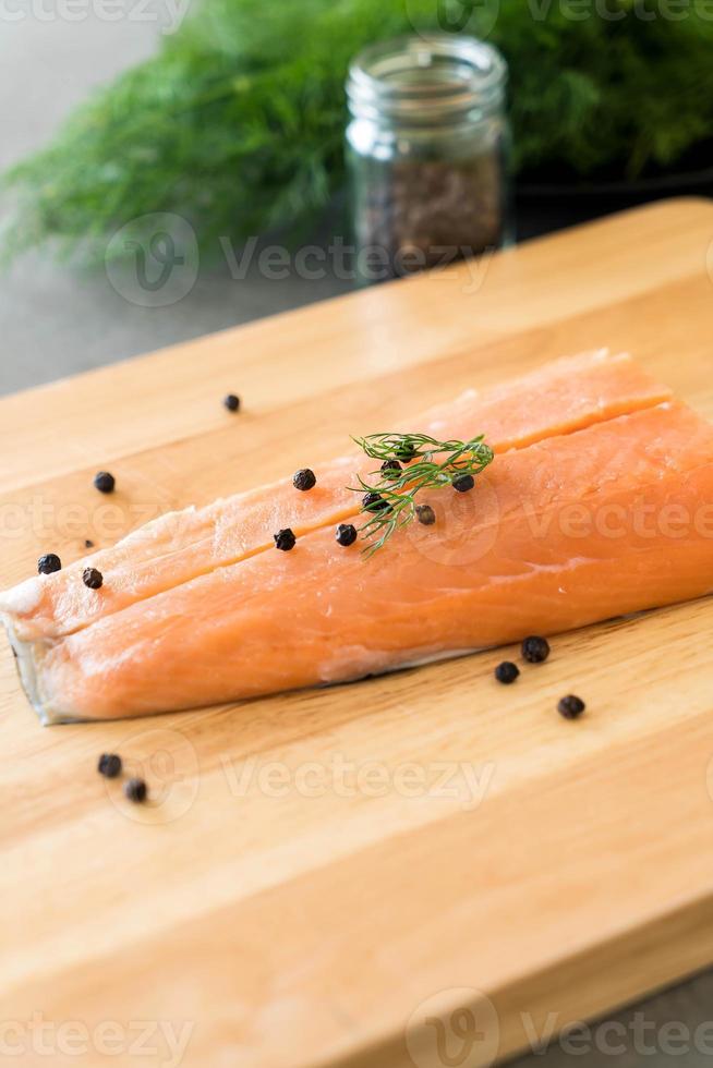 filet de saumon frais à bord photo