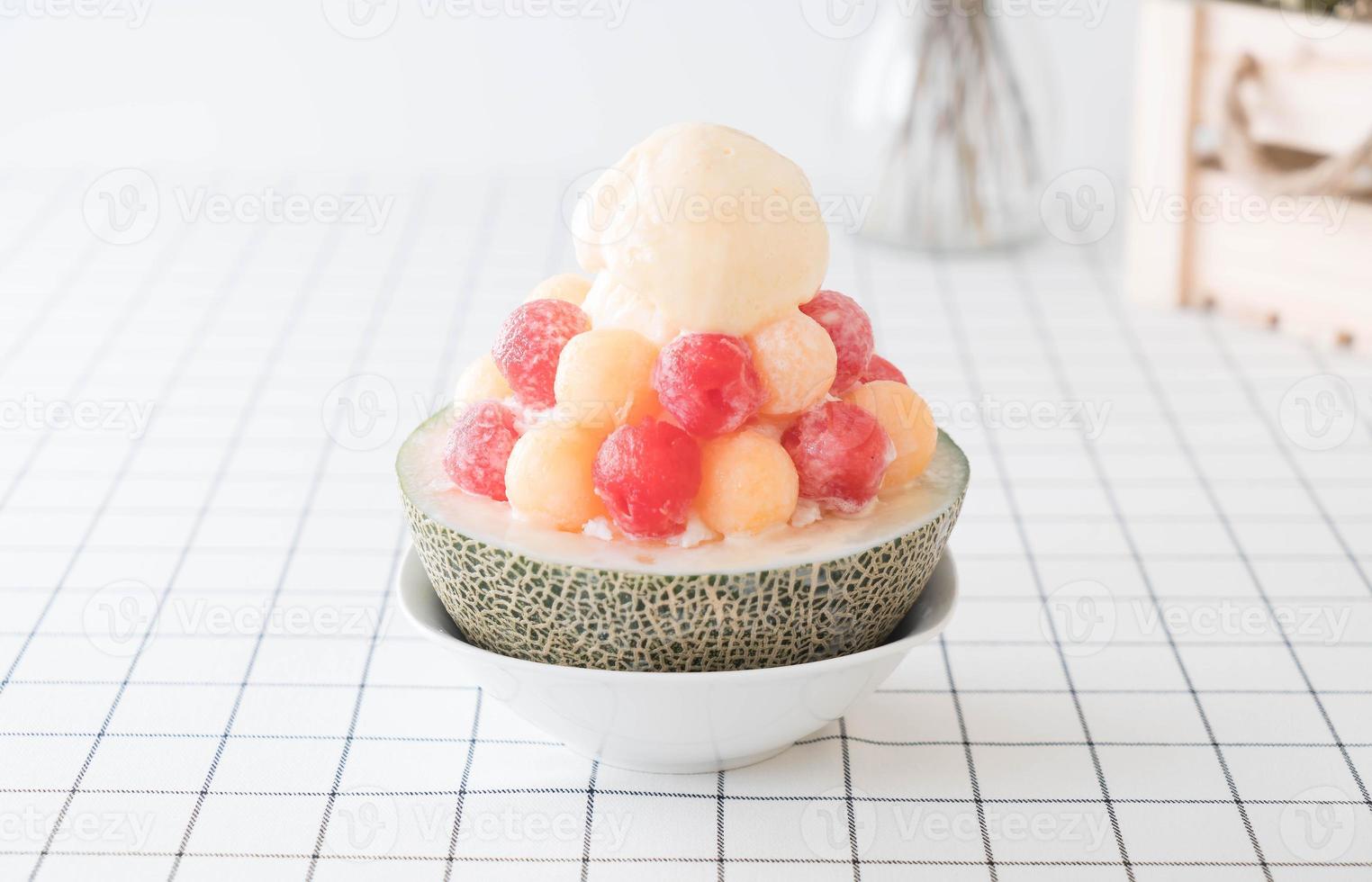 Ice melon bingsu, célèbre glace coréenne sur table photo