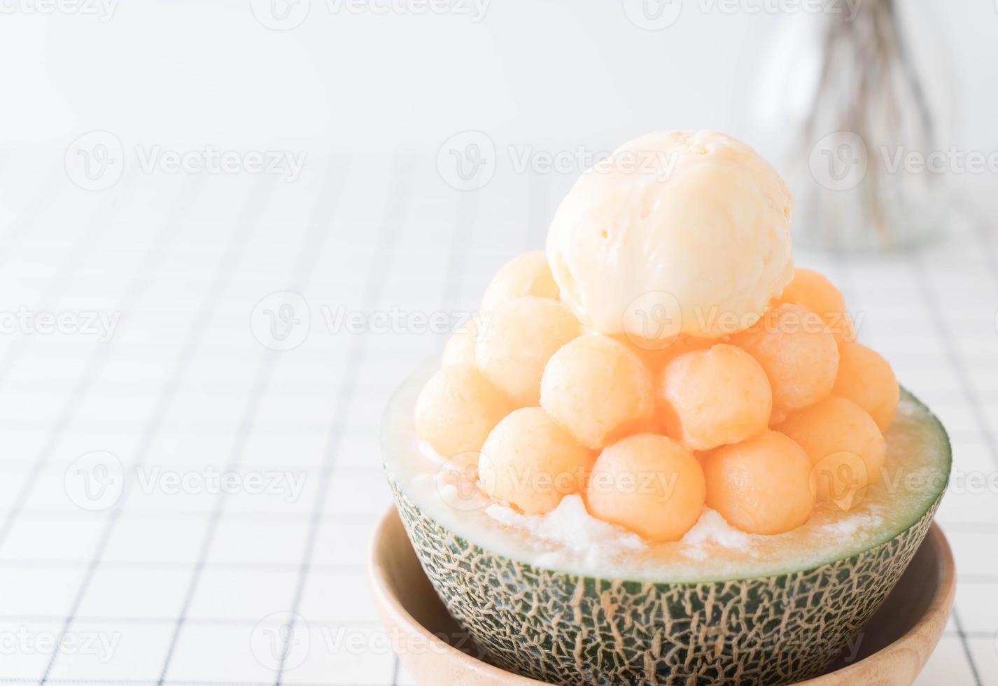 Ice melon bingsu, célèbre glace coréenne sur table photo