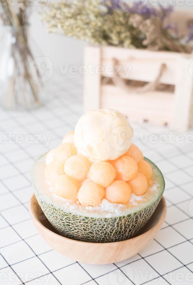 Ice melon bingsu, célèbre glace coréenne sur table photo