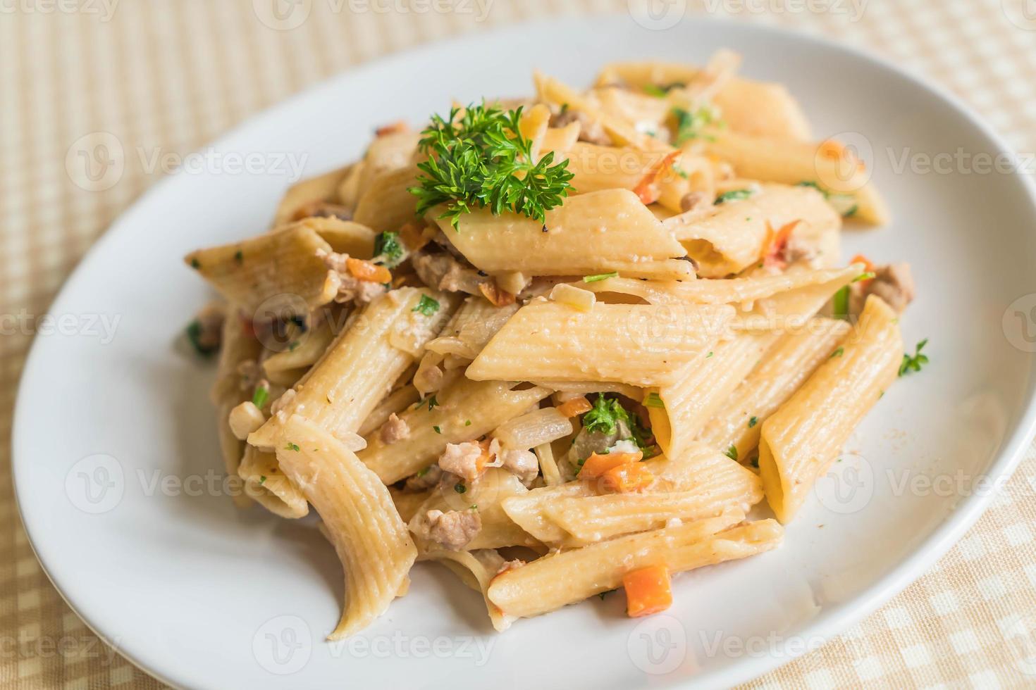 Penne au fromage à la crème sur table photo