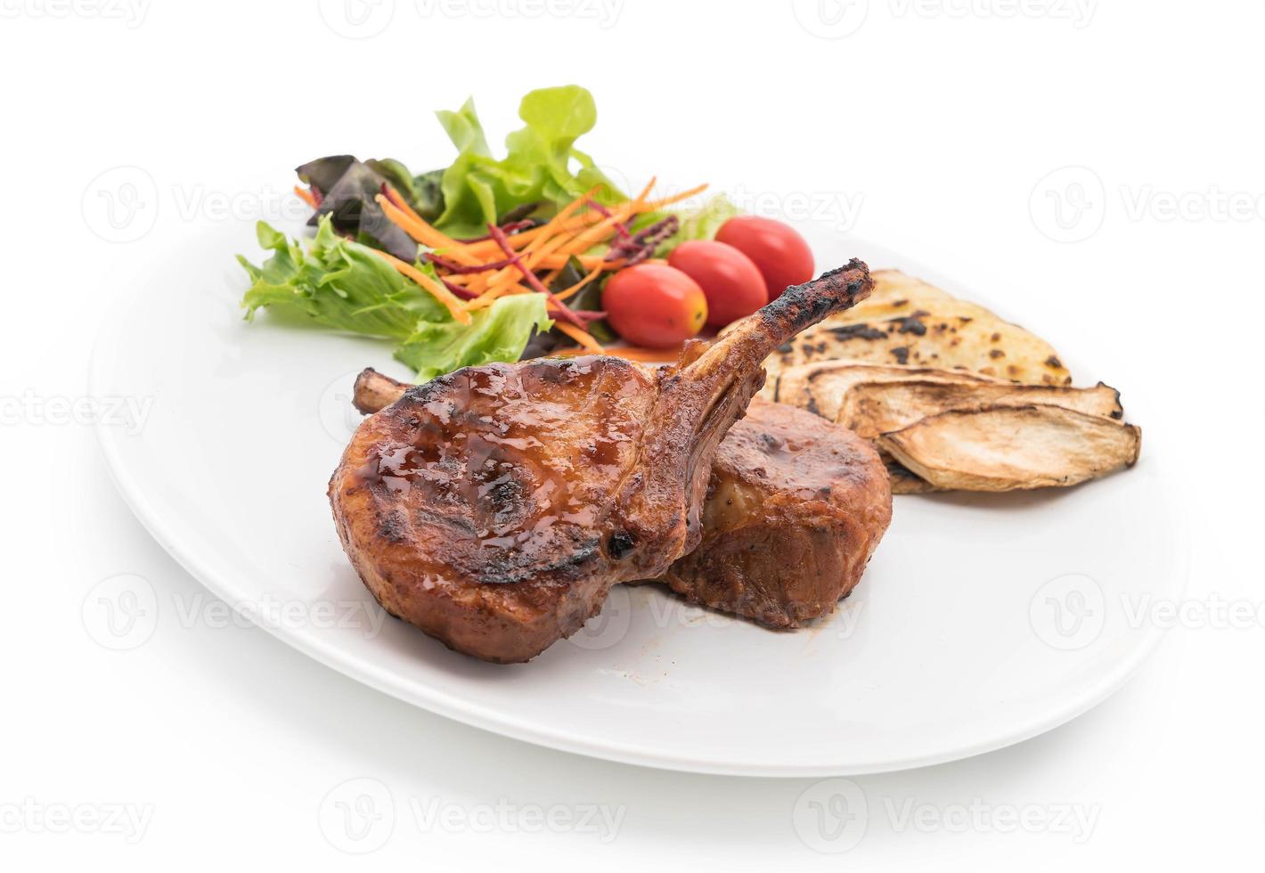 steak de côtelette de porc sur fond blanc photo