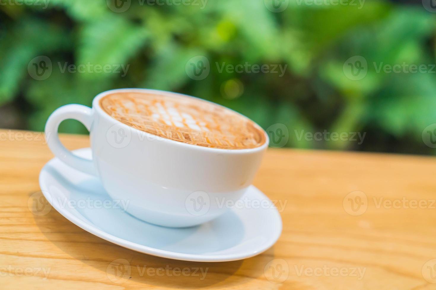 macchiato au caramel chaud dans un café photo