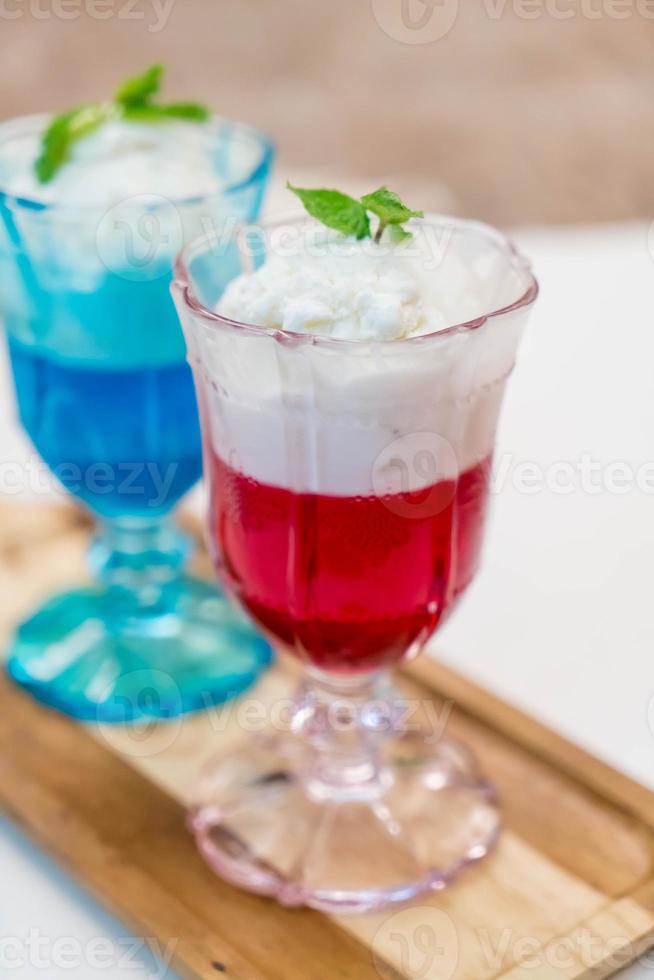 verre de glace à la noix de coco avec de la gelée photo