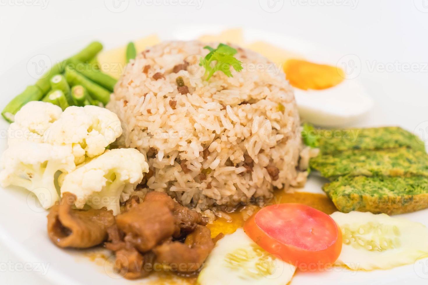 riz frit avec sauce à la pâte de crevettes et porc haché photo