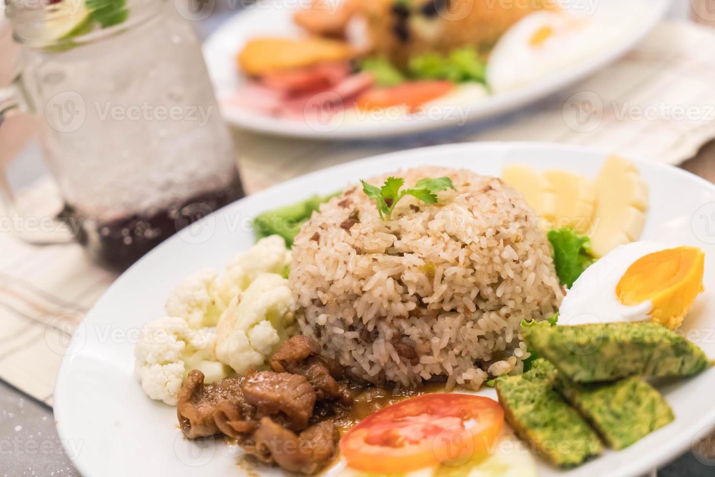 riz frit avec sauce à la pâte de crevettes et porc haché photo