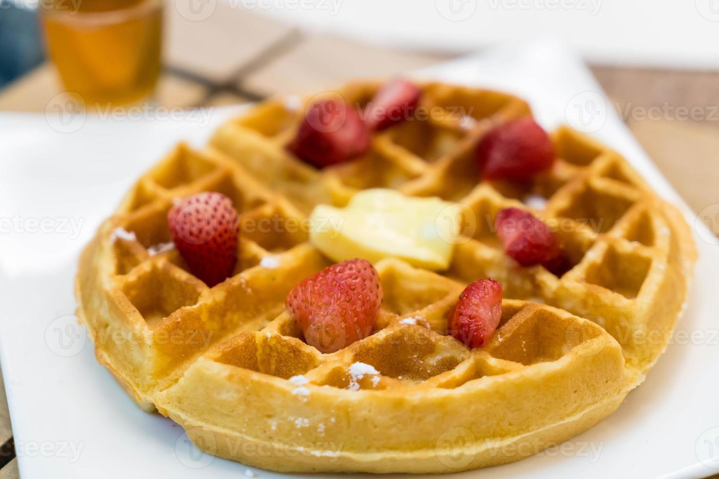 gaufre au beurre au miel et fraise - dessert photo