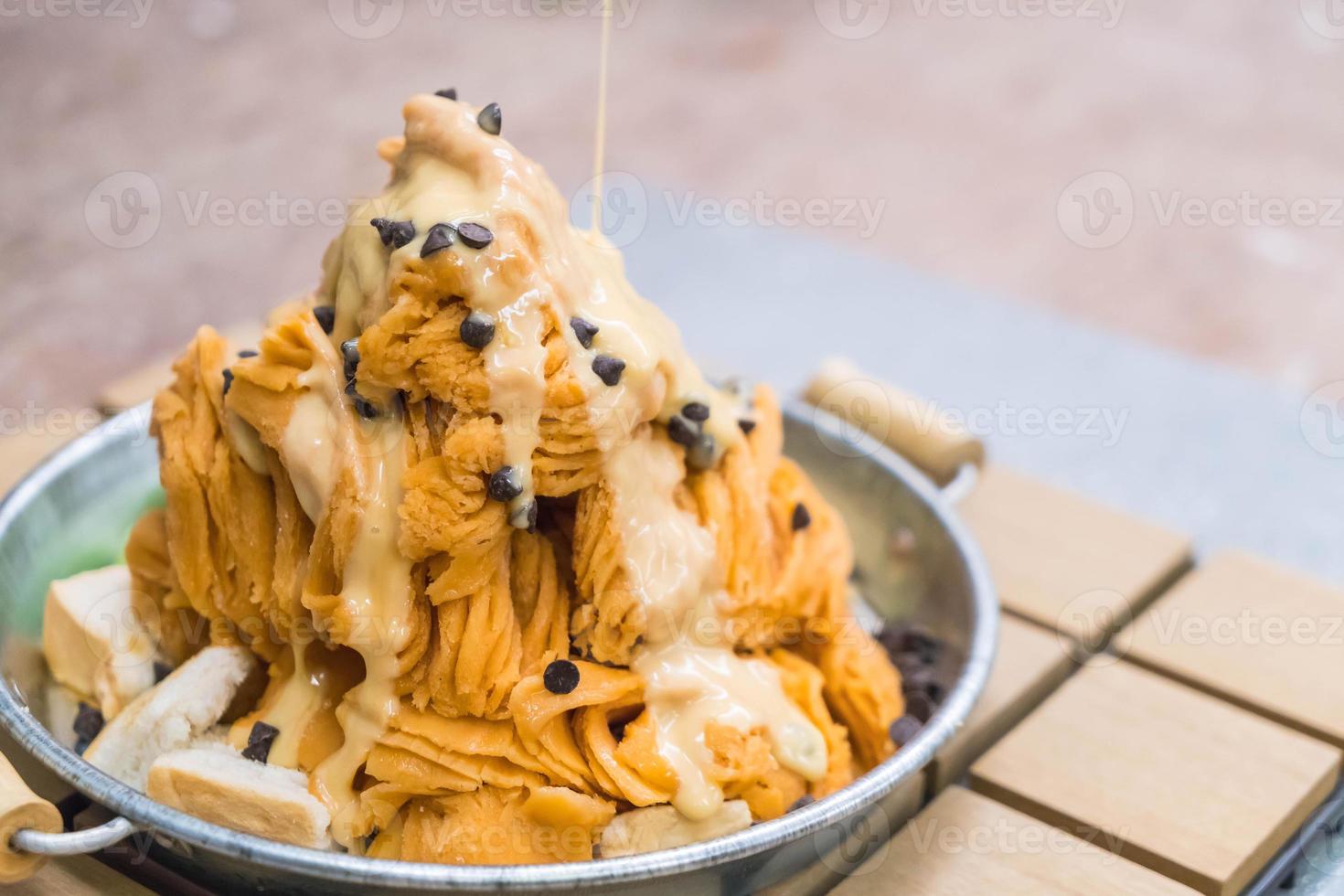 glace pilée au thé au lait avec kiwi et pépites de chocolat - dessert photo