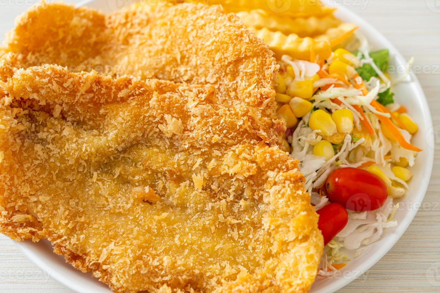 fish and chips avec mini salade sur plaque blanche photo