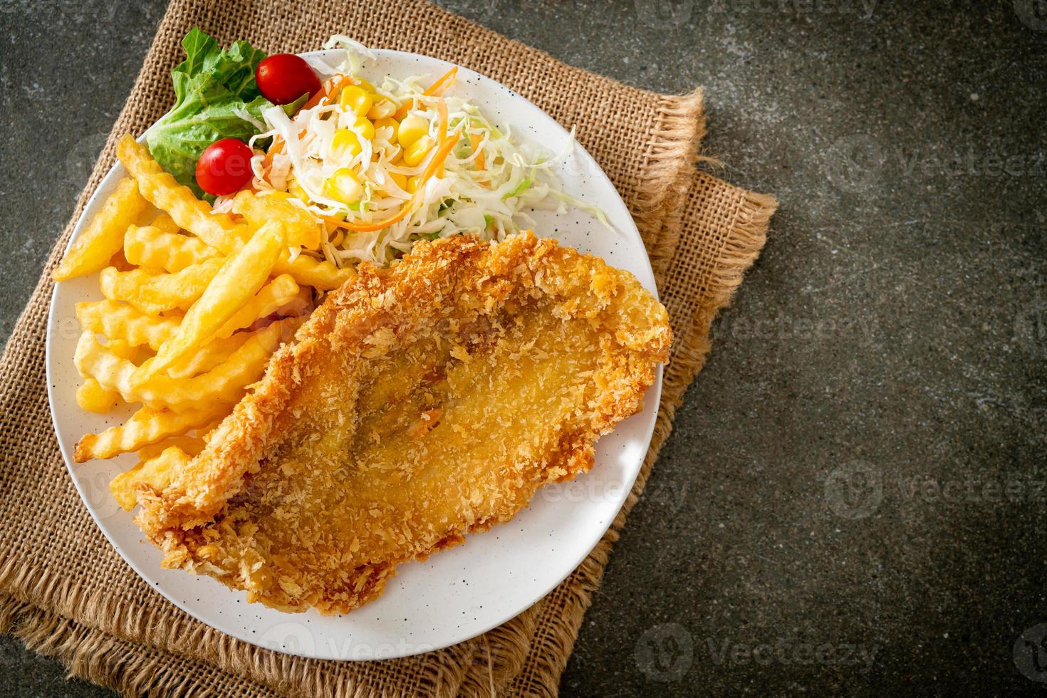 filet de poisson frit et chips de pommes de terre avec mini salade photo