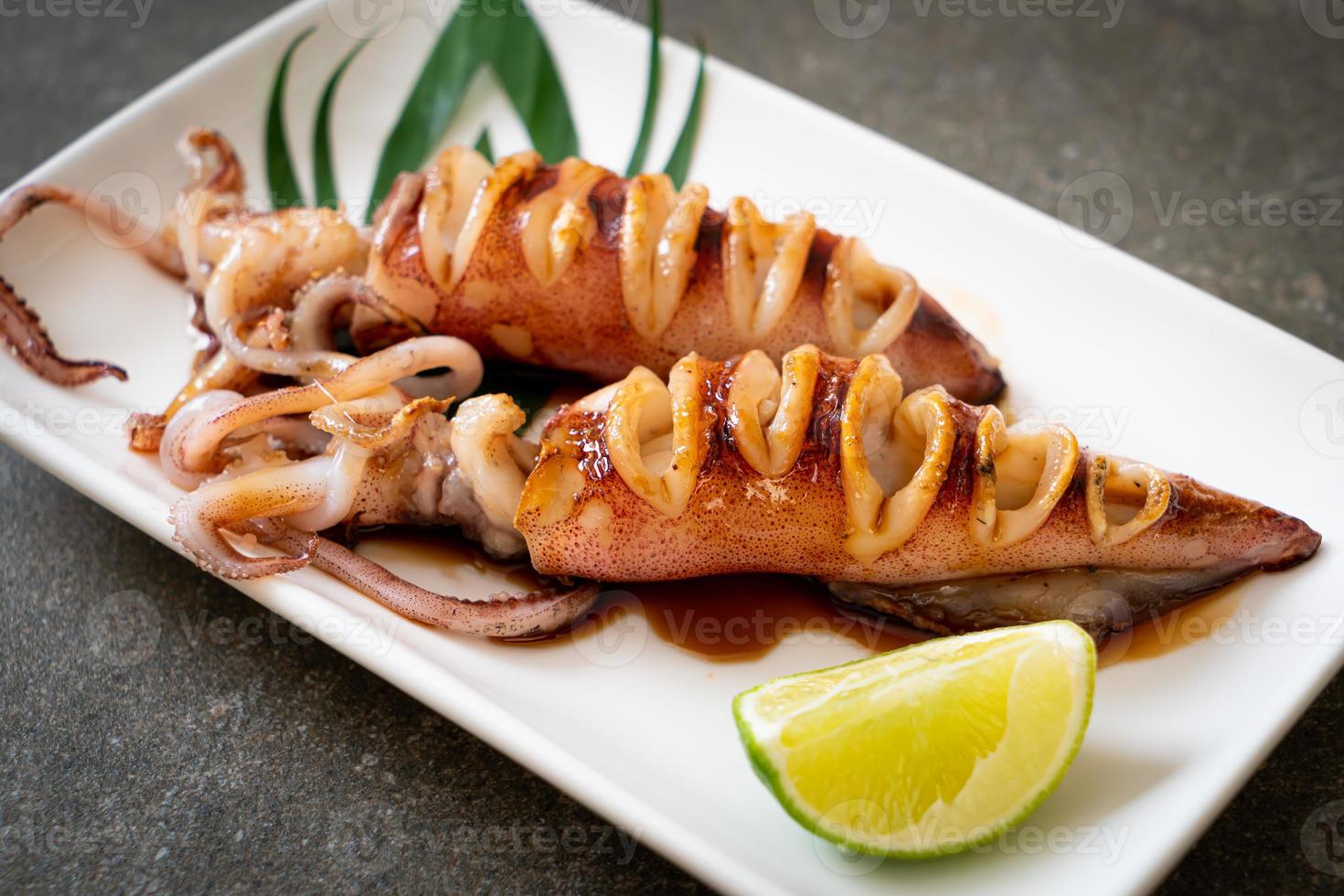 calamars grillés avec sauce teriyaki sur assiette photo