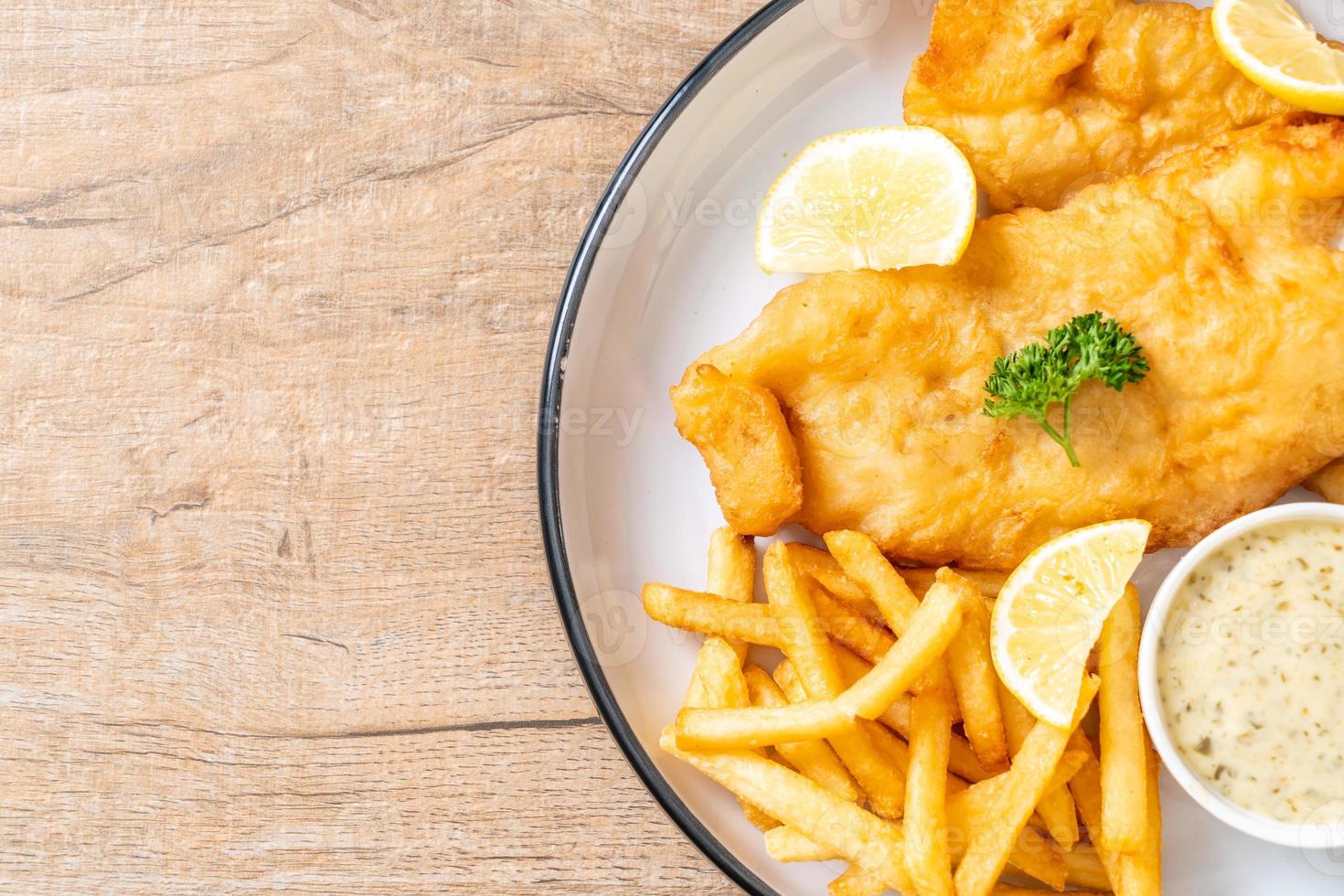 fish and chips avec frites - nourriture malsaine photo
