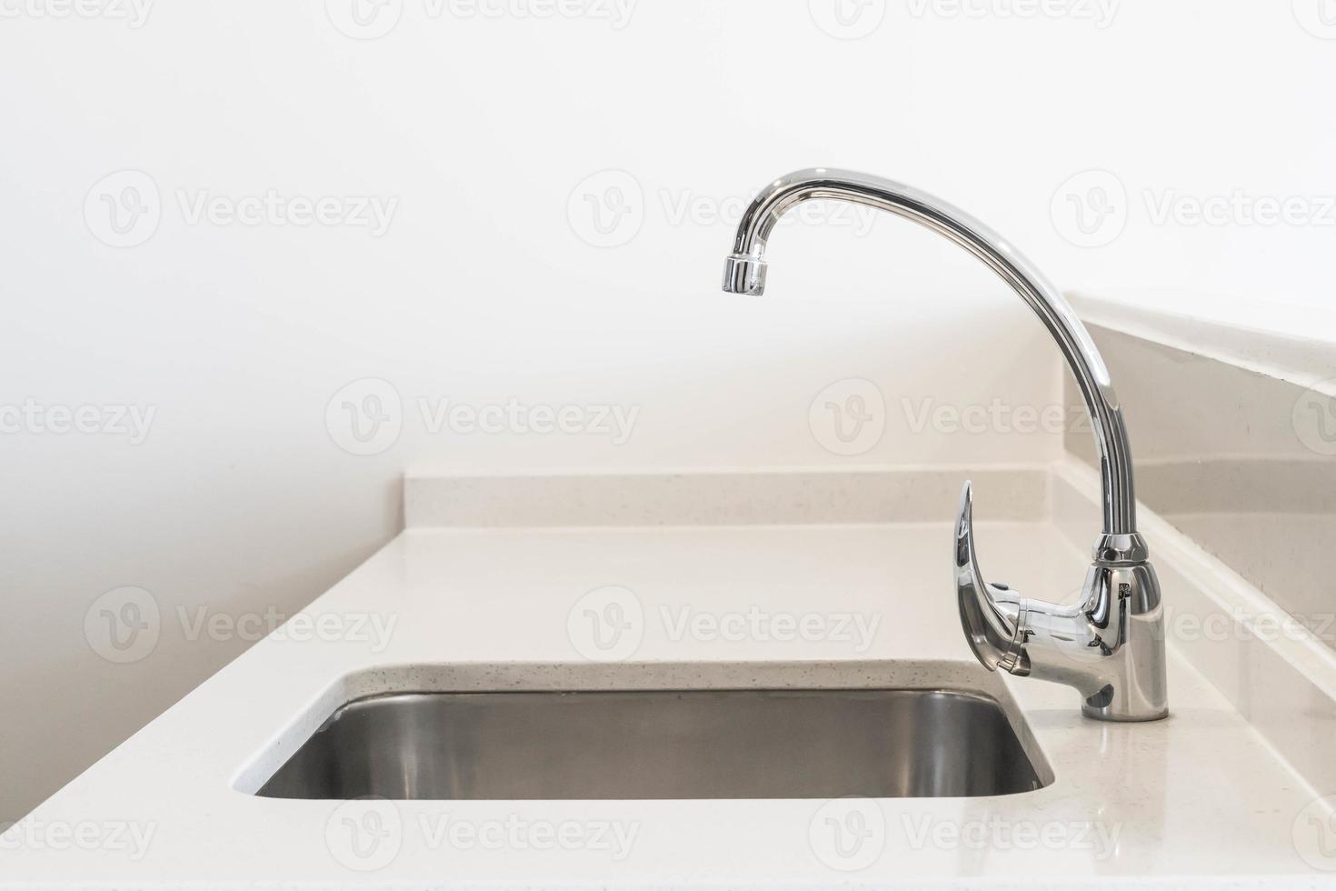 évier de robinet et décoration de languette d'eau dans la cuisine photo