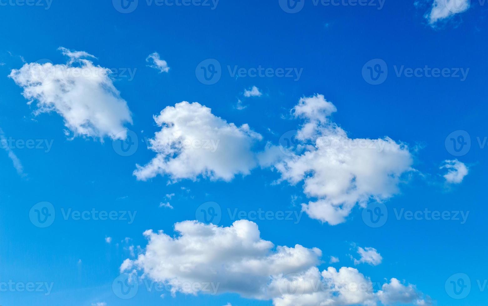 fond de ciel bleu avec des nuages photo