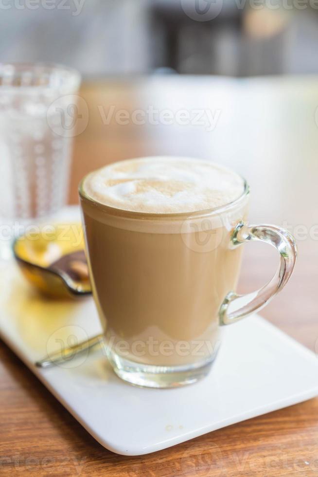 Tasse de café latte chaud dans un café photo