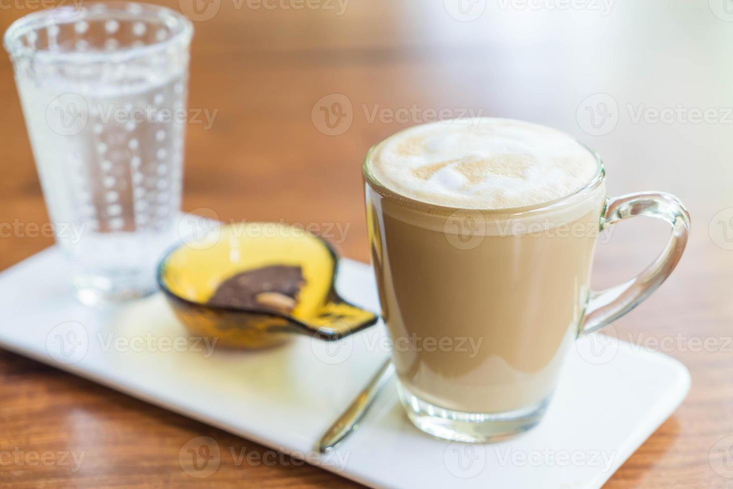 Tasse de café latte chaud dans un café photo