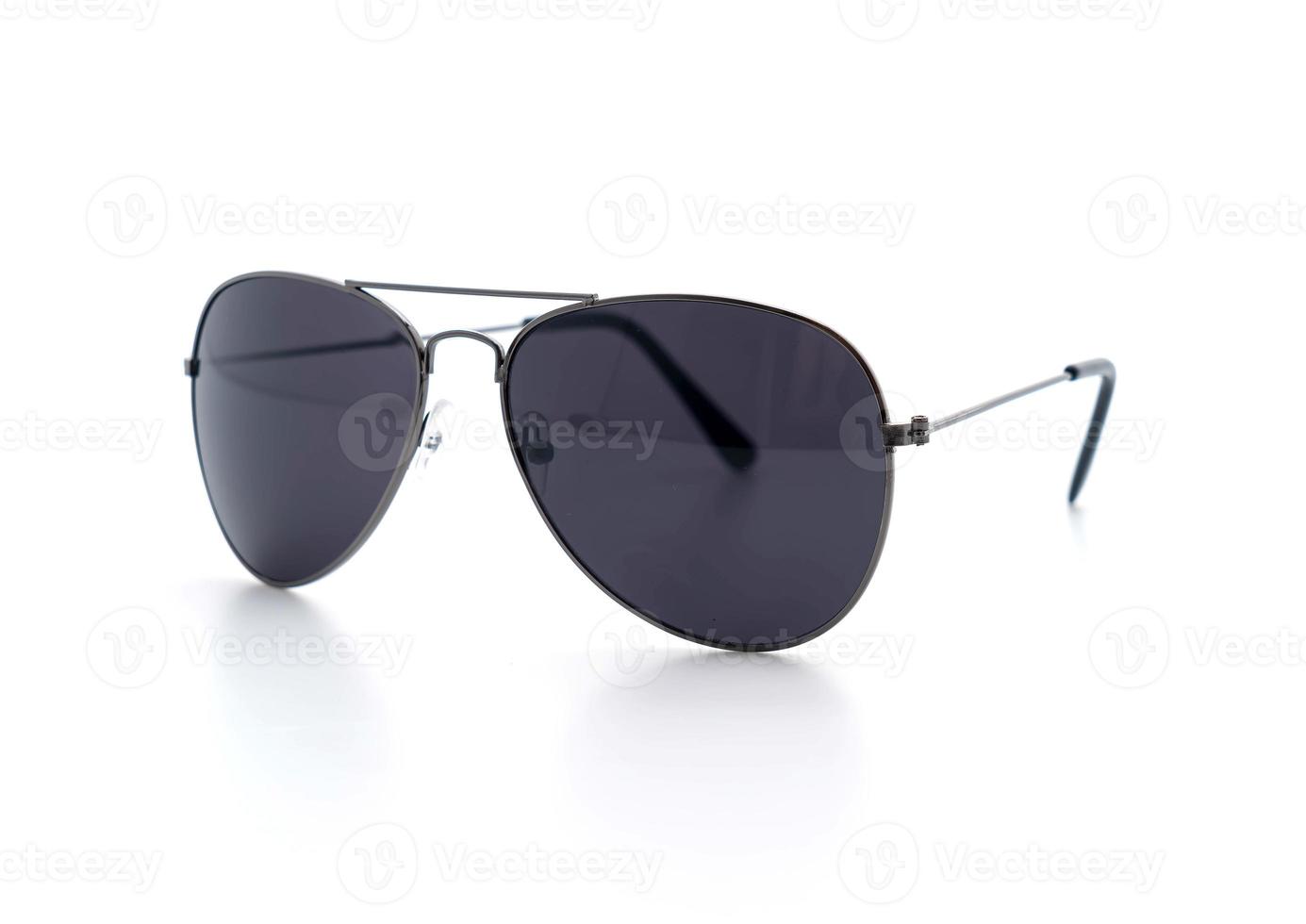 belles lunettes de soleil sur fond blanc photo
