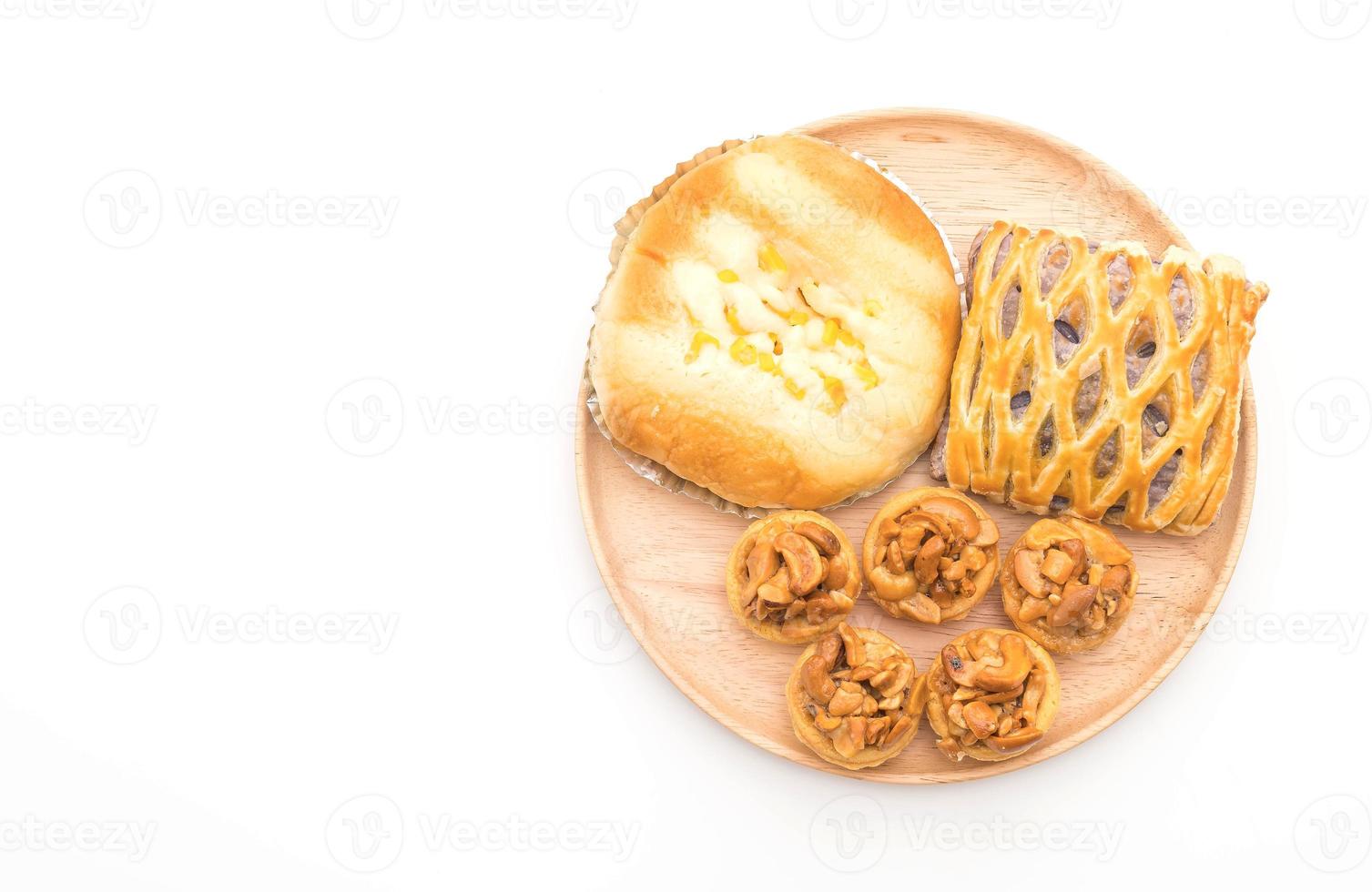 gâteau au caramel, pain avec mayonnaise au maïs et tartes au taro sur fond blanc photo