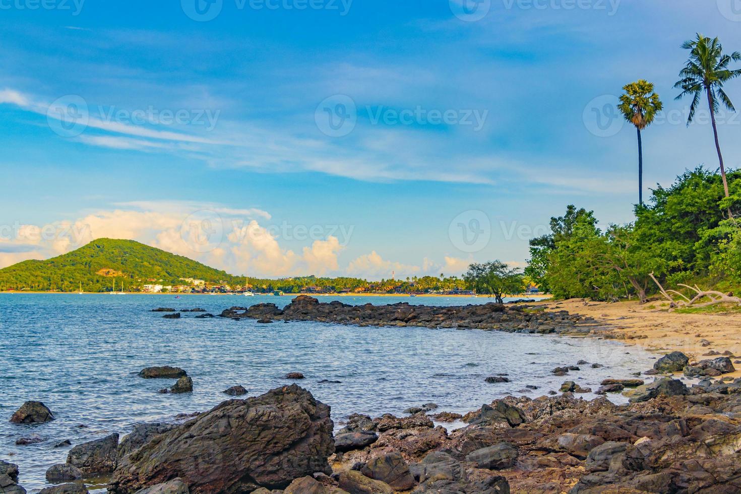 koh samui island plage côte rochers forêt paysage panorama thaïlande. photo