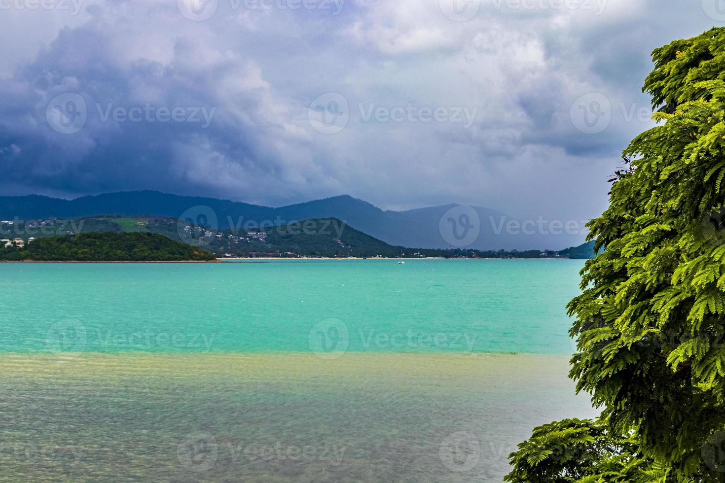 koh samui thaïlande vue panoramique sur les nuages d'orage jour de pluie. photo