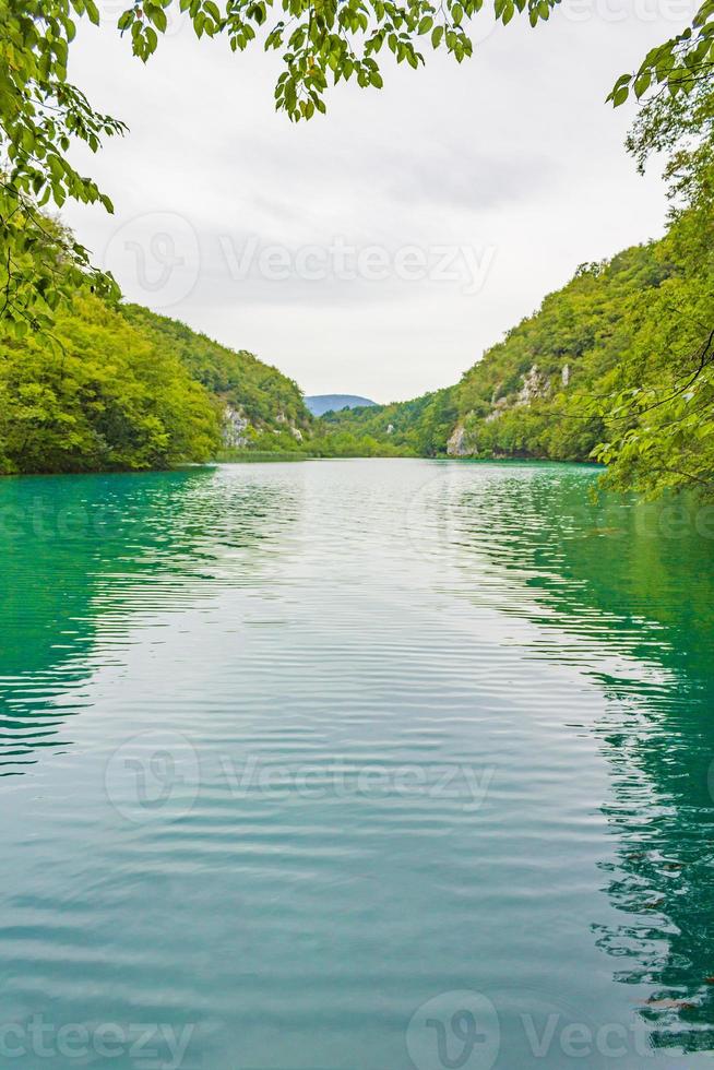 Parc national des lacs de plitvice paysage eau turquoise en croatie. photo