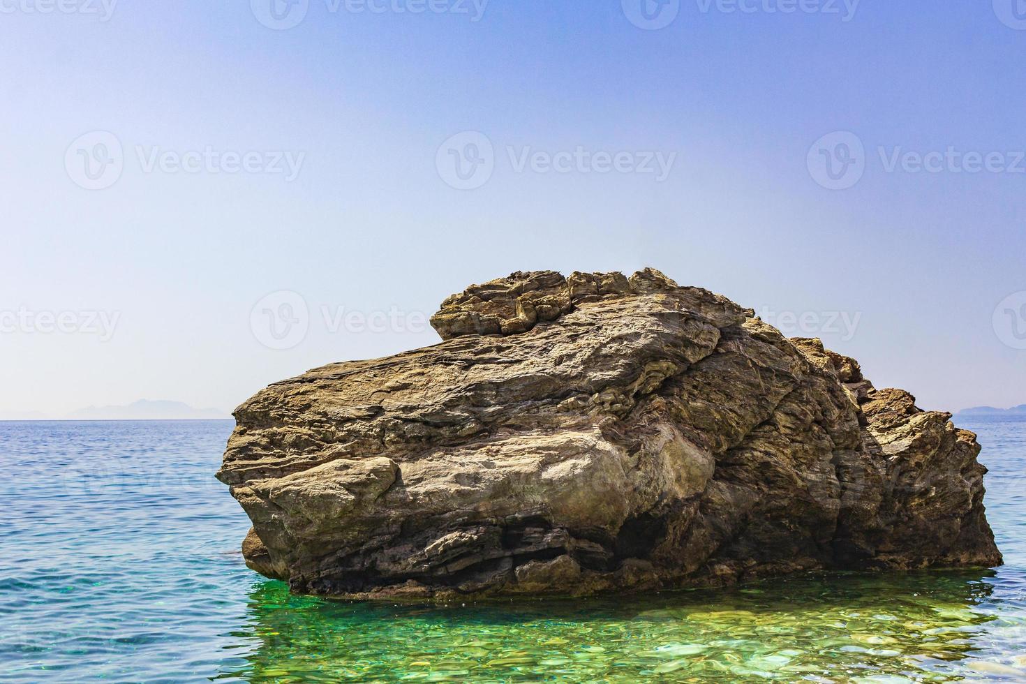 gros rocher dans les paysages côtiers naturels de l'île de kos en grèce. photo