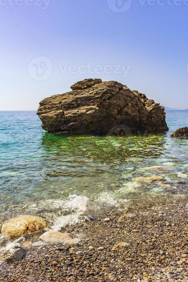 gros rocher dans les paysages côtiers naturels de l'île de kos en grèce. photo