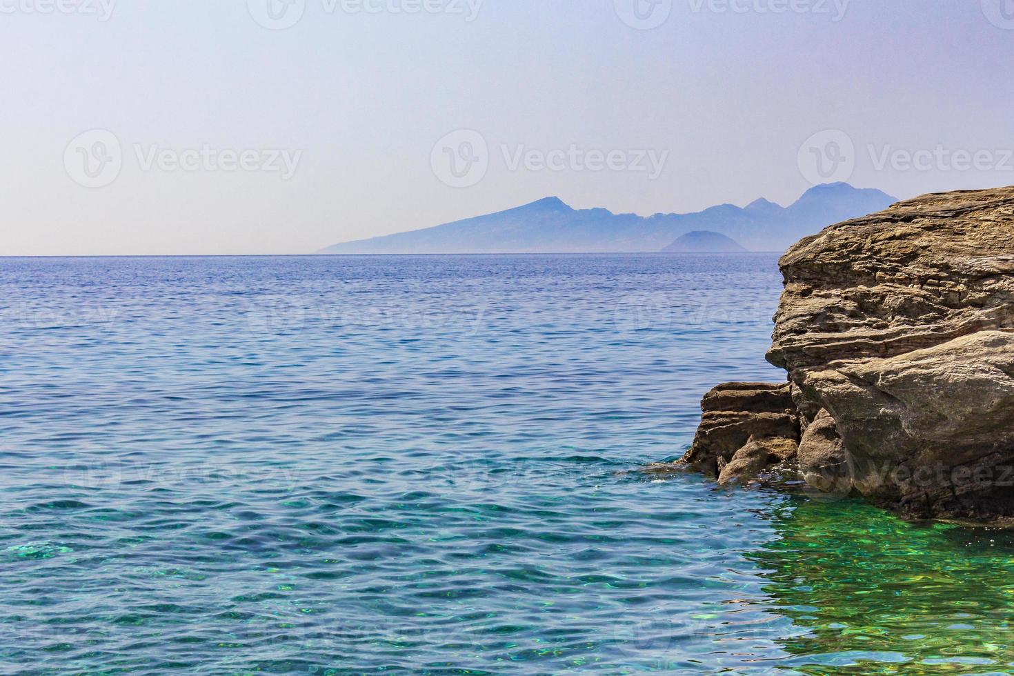 gros rocher dans les paysages côtiers naturels de l'île de kos en grèce. photo