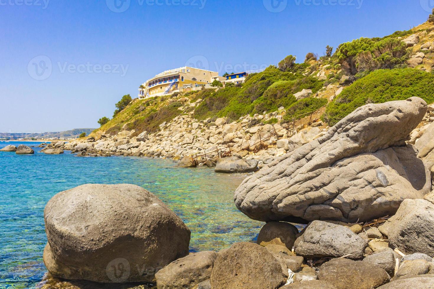 paysages côtiers naturels île de kos grèce montagnes falaises rochers. photo