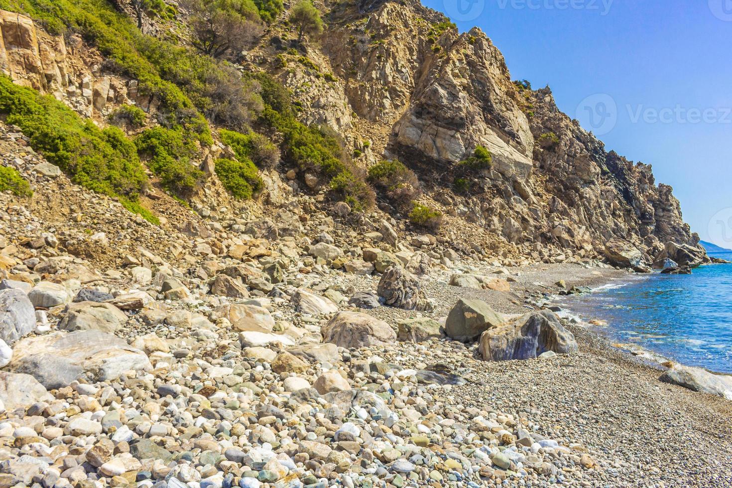 paysages côtiers naturels île de kos grèce montagnes falaises rochers. photo