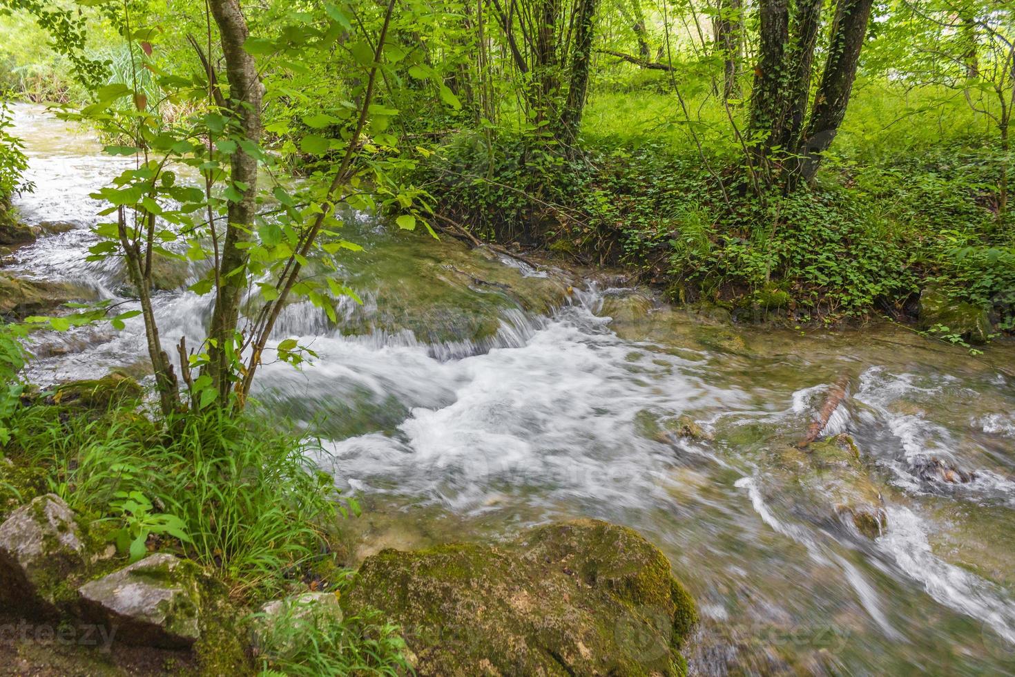 La cascade du parc national des lacs de plitvice coule sur des pierres en Croatie. photo