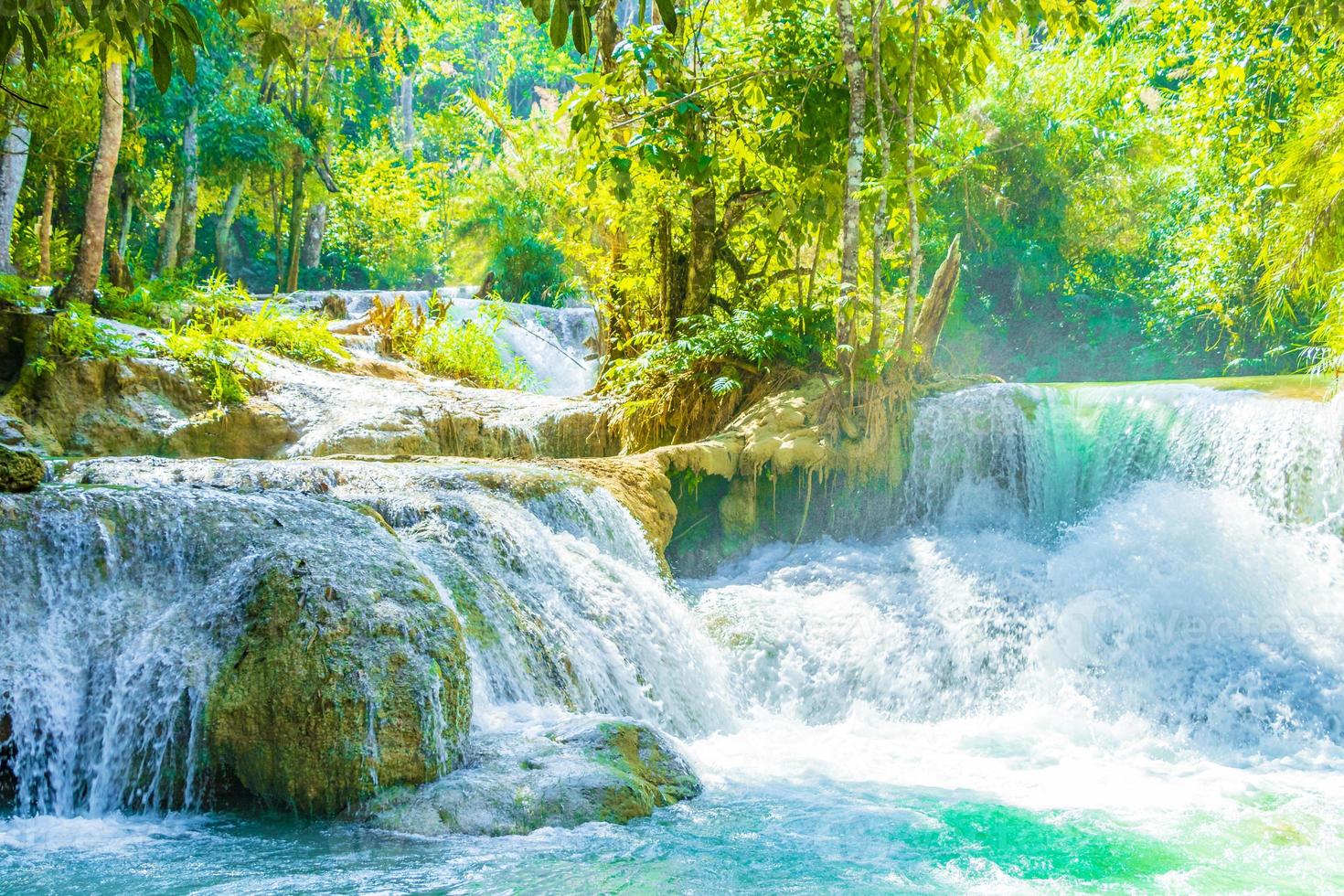 les plus belles cascades de la cascade de kuang si luang prabang au laos. photo