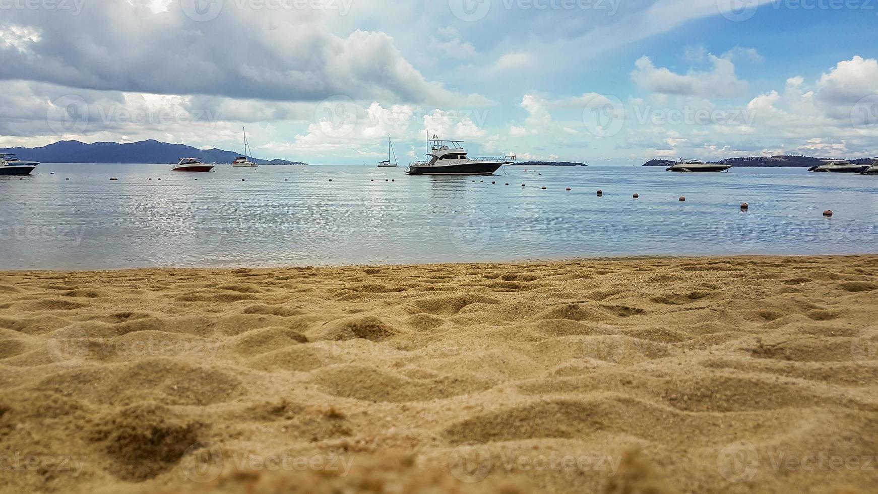 plage de bo phut avec des bateaux sur koh samui en thaïlande. photo